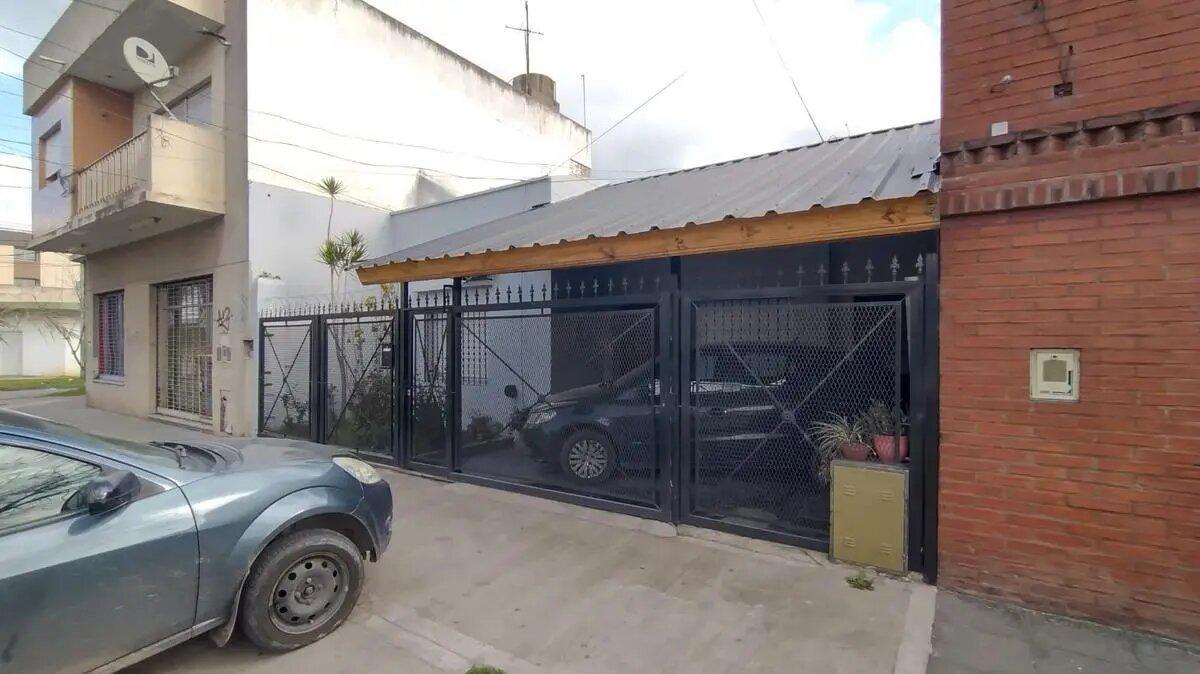 Foto de Venta Casa 2 Dormitorios Villa Vatteone Con Cochera, imagen 1