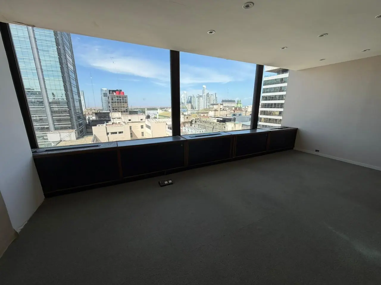Oficina de Categoría 430 m² | Piso Alto | Vista al Río | 4 Cocheras 8