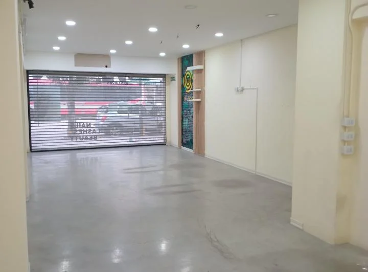 Excelente LOCAL Comercial sobre Avenida  2