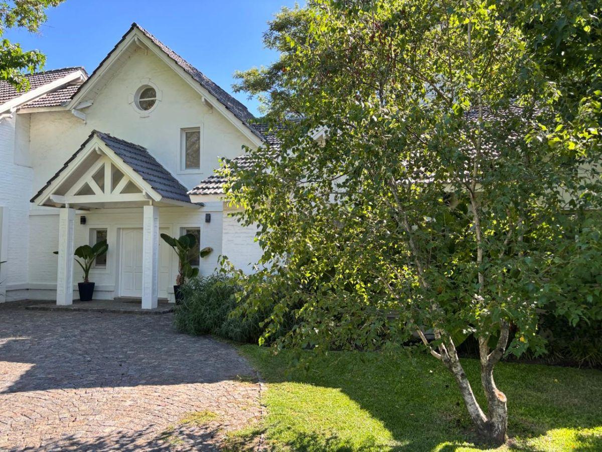 CASA EN VENTA RECICLADA A NUEVO - 4 DORM - MAYLING CLUB DE CAMPO - HIRUSTA PROPIEDADES