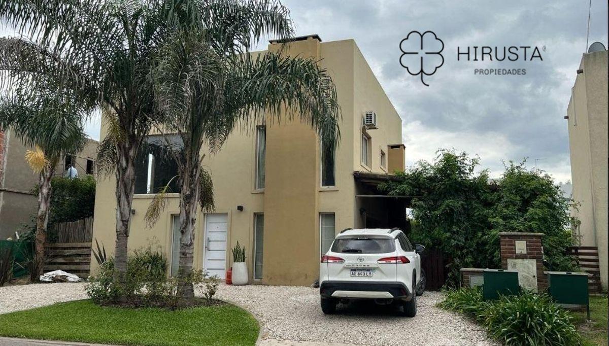 CASA EN VENTA APTO CREDITO 3 DORM+VESTIDOR+LAVADERO+PILETA+COCHERA+CALEFACCION POR RADIADORES
