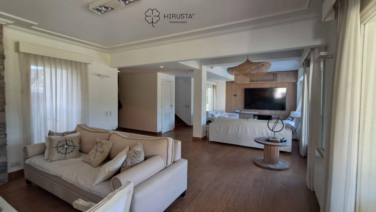 Foto de CASA EN VENTA MAYLING C.C MASTER SUITE+3 DORMITORIOS EN SUITE+DEP DE, imagen 3