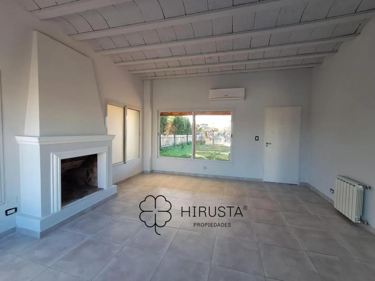 Foto de CASA EN VENTA 3 DORMITORIOS+VESTIDOR +LIVING CON HOGAR+COMEDOR DIARIO, imagen 2
