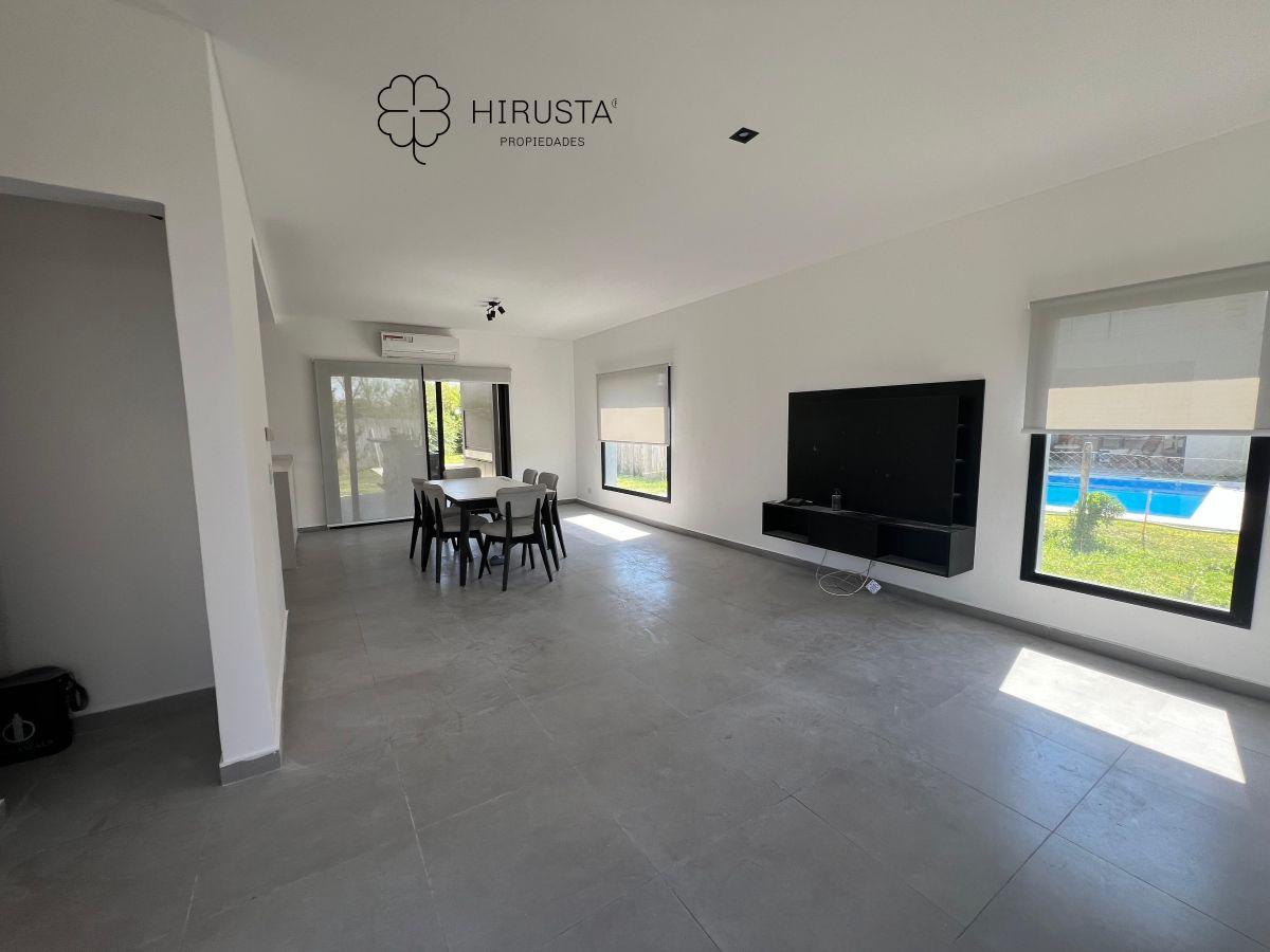 Foto de CASA EN VENTA 3 DORMITORIOS+VESTIDOR+COCHERA+PARRILLA+PILETA+LOSA, imagen 2