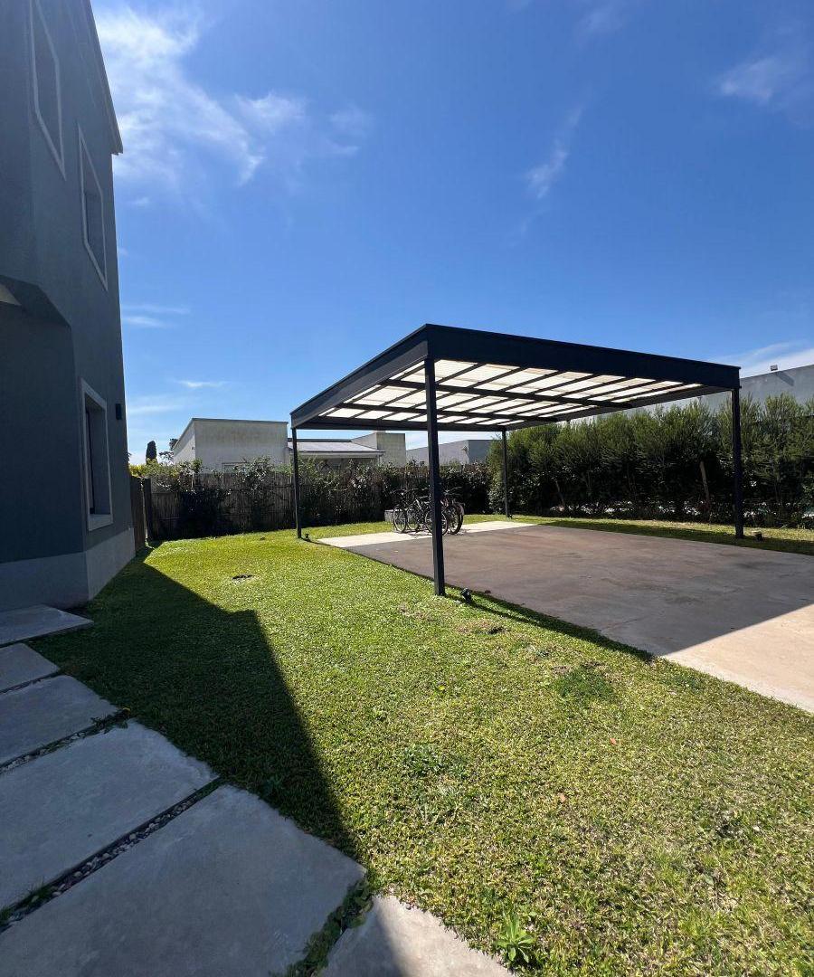 Foto de CASA EN VENTA 3 DORMITORIOS+VESTIDOR+COCHERA+PARRILLA+PILETA+LOSA, imagen 4