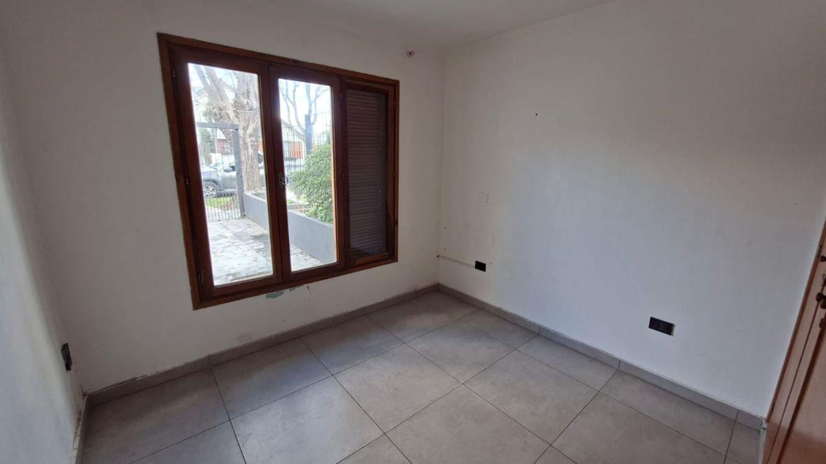Foto de CHALET EN DÚPLEX DE 4 AMBIENTES CON PARQUE, imagen 2
