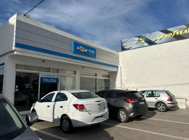 Local Comercial con oficinas en esquina de Ruta 8 y Juan B. Justo (continuación de calle Tucumán)