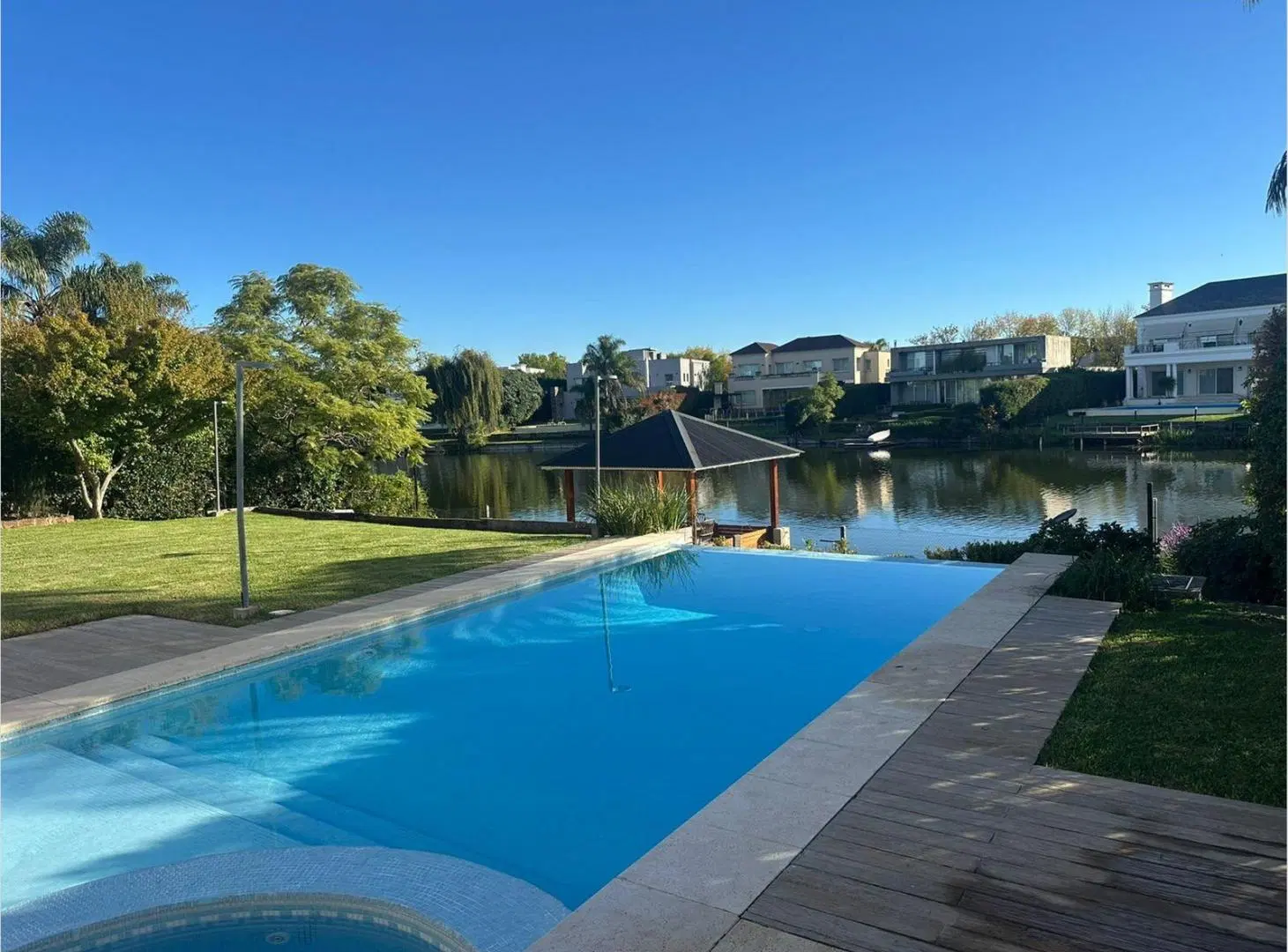 Venta de Casa al Lago en Castores - Nordelta - 5 dormitorios - Tres pisos con Ascensor 4