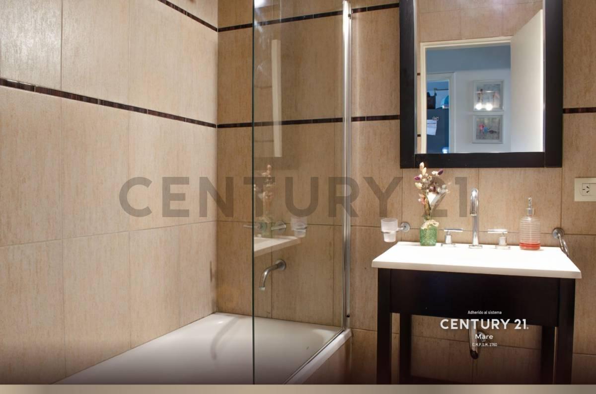 Casa en Venta en Hurlingham, 7 Ambientes Zona Residencial con Piscina. 5