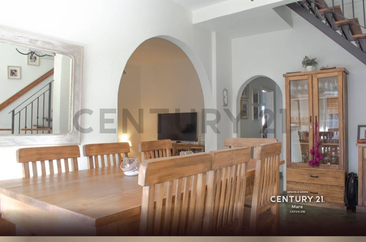 Casa en Venta en Hurlingham, 7 Ambientes Zona Residencial con Piscina. 2
