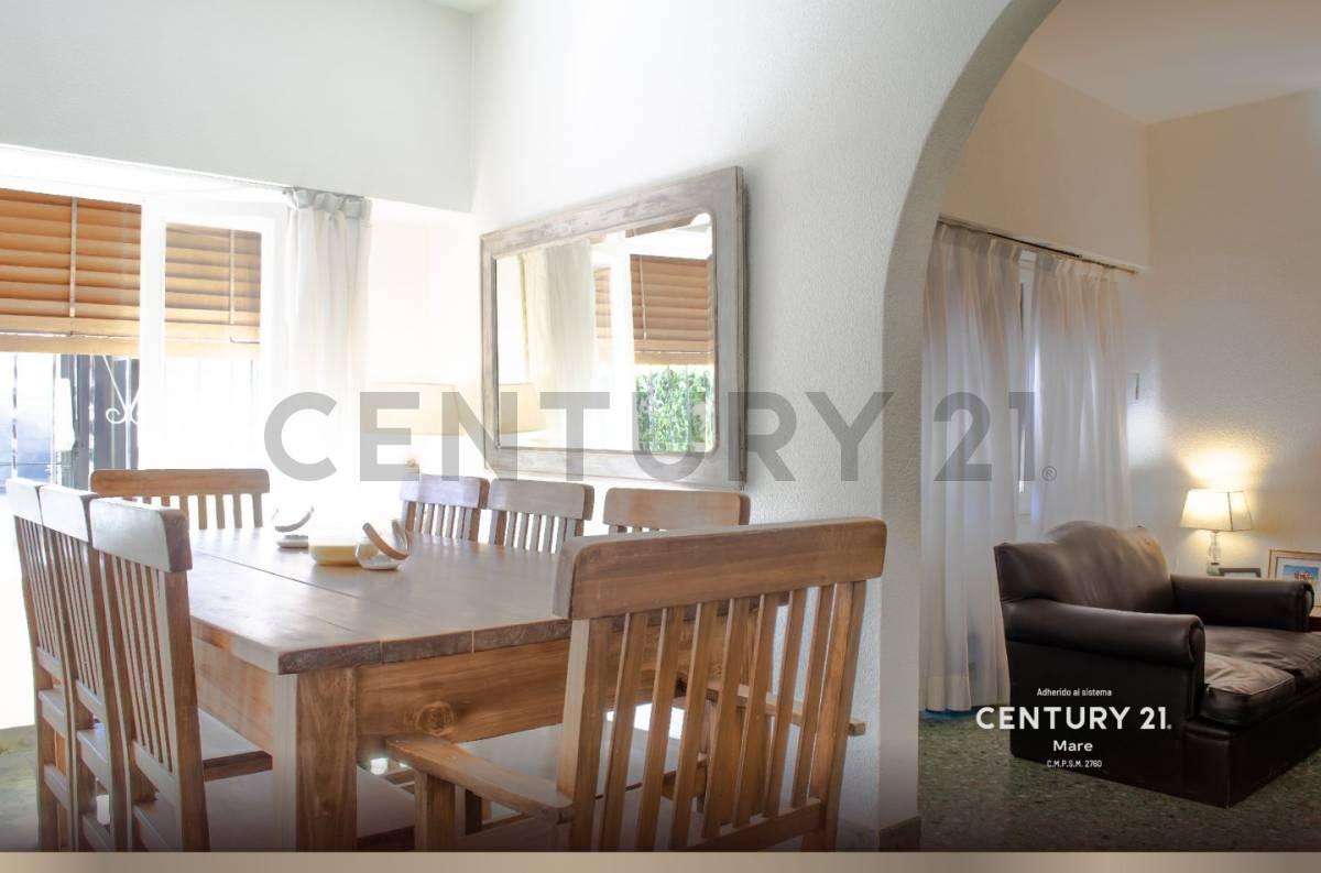 Casa en Venta en Hurlingham, 7 Ambientes Zona Residencial con Piscina. 1