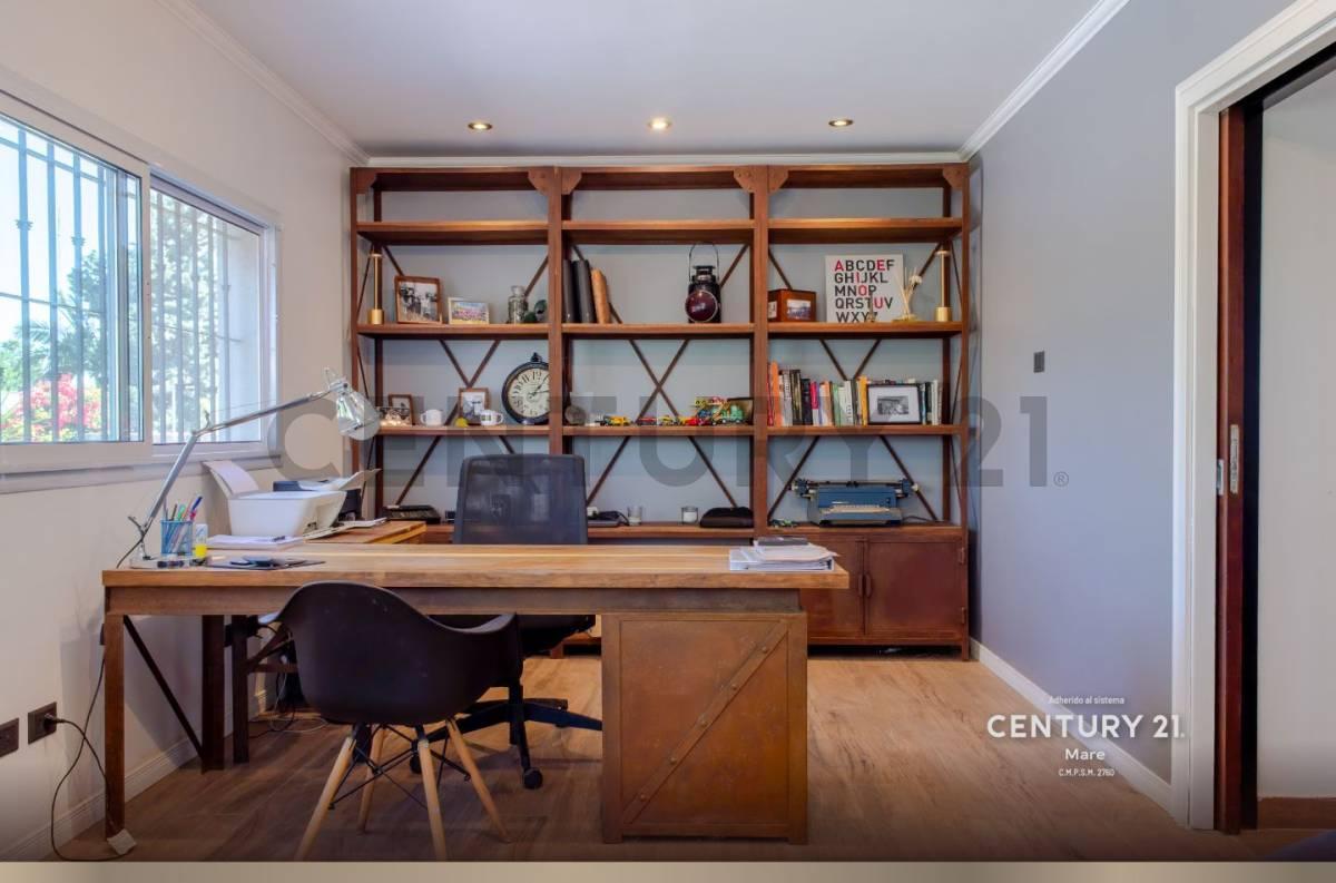 Casa en Venta en Hurlingham, 7 Ambientes Zona Residencial con Piscina. 3