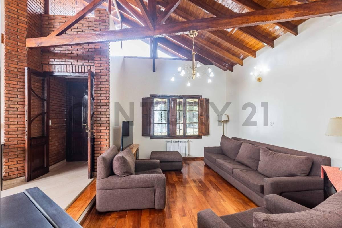 Casa de 5 Ambientes Construida en Dos Plantas con Piscina La Propiedad Se Encuentra en Una Zo. 1