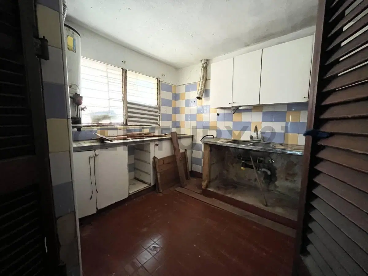 Casa de 3 ambientes con local al frente 4