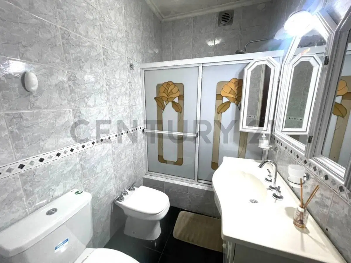 VENTA CASA 3 AMBIENTES CON TERRAZA Y GALPÓN A REFACCIONAR 4