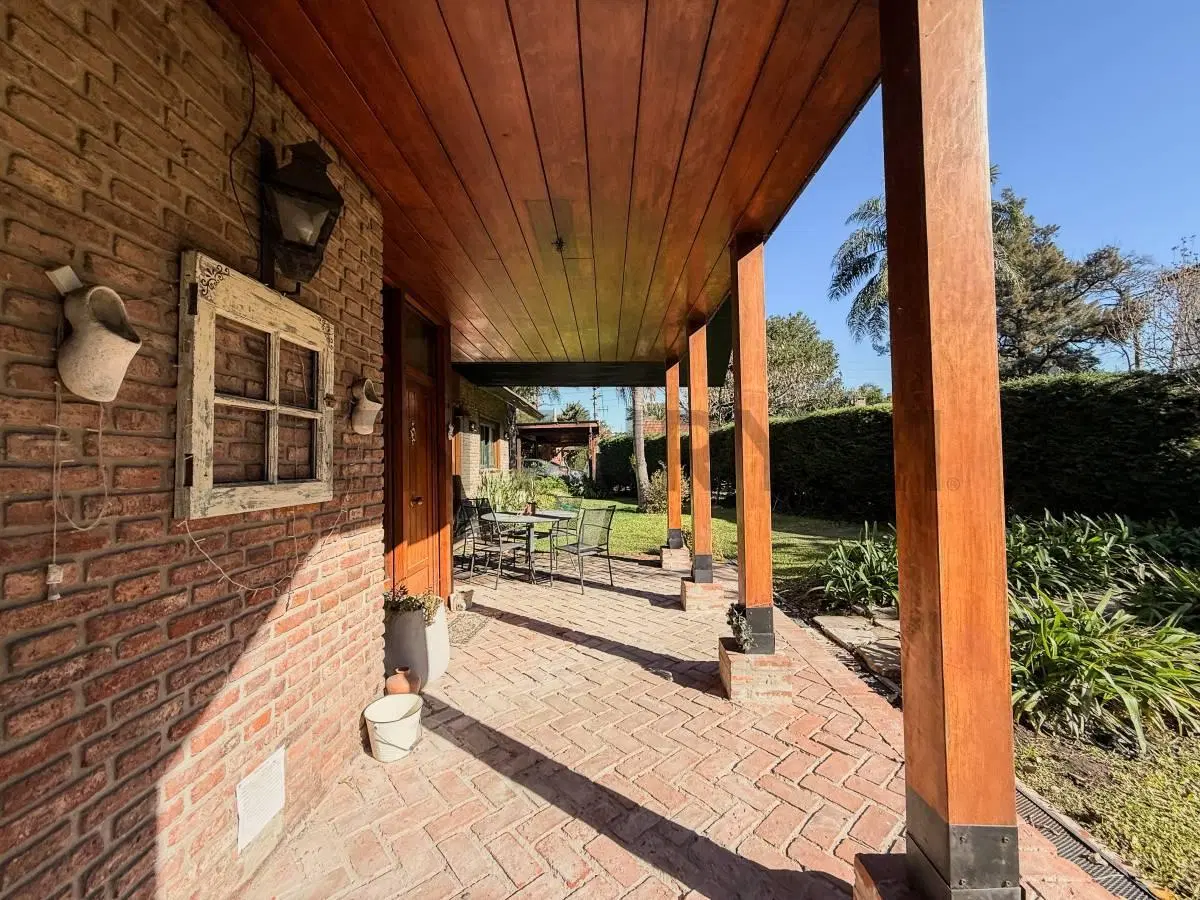 Casa en venta en Barrio con Porton, " Las Palmas ", Muñiz 3