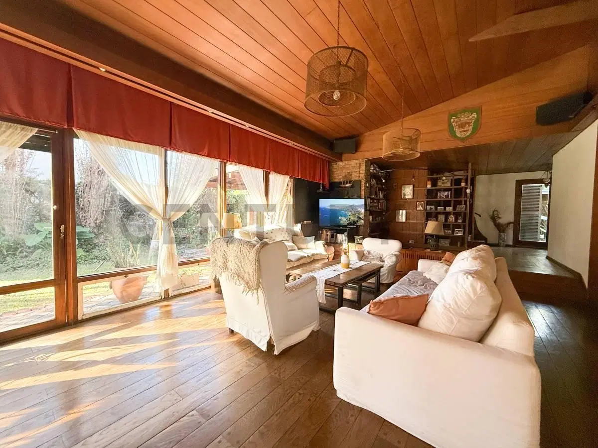 Casa en venta en Barrio con Porton, " Las Palmas ", Muñiz 2
