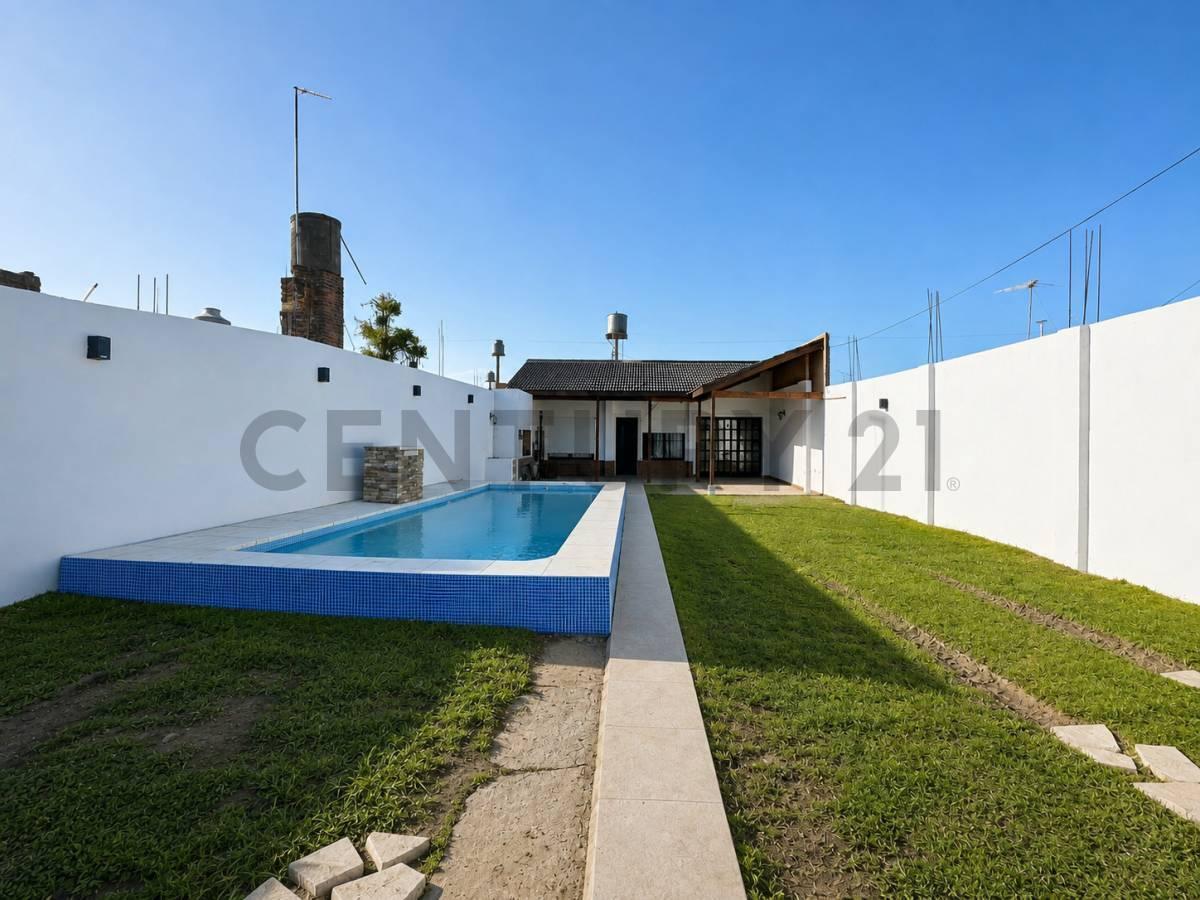 Foto de Venta de casa con quincho y pileta - San Miguel, imagen 1