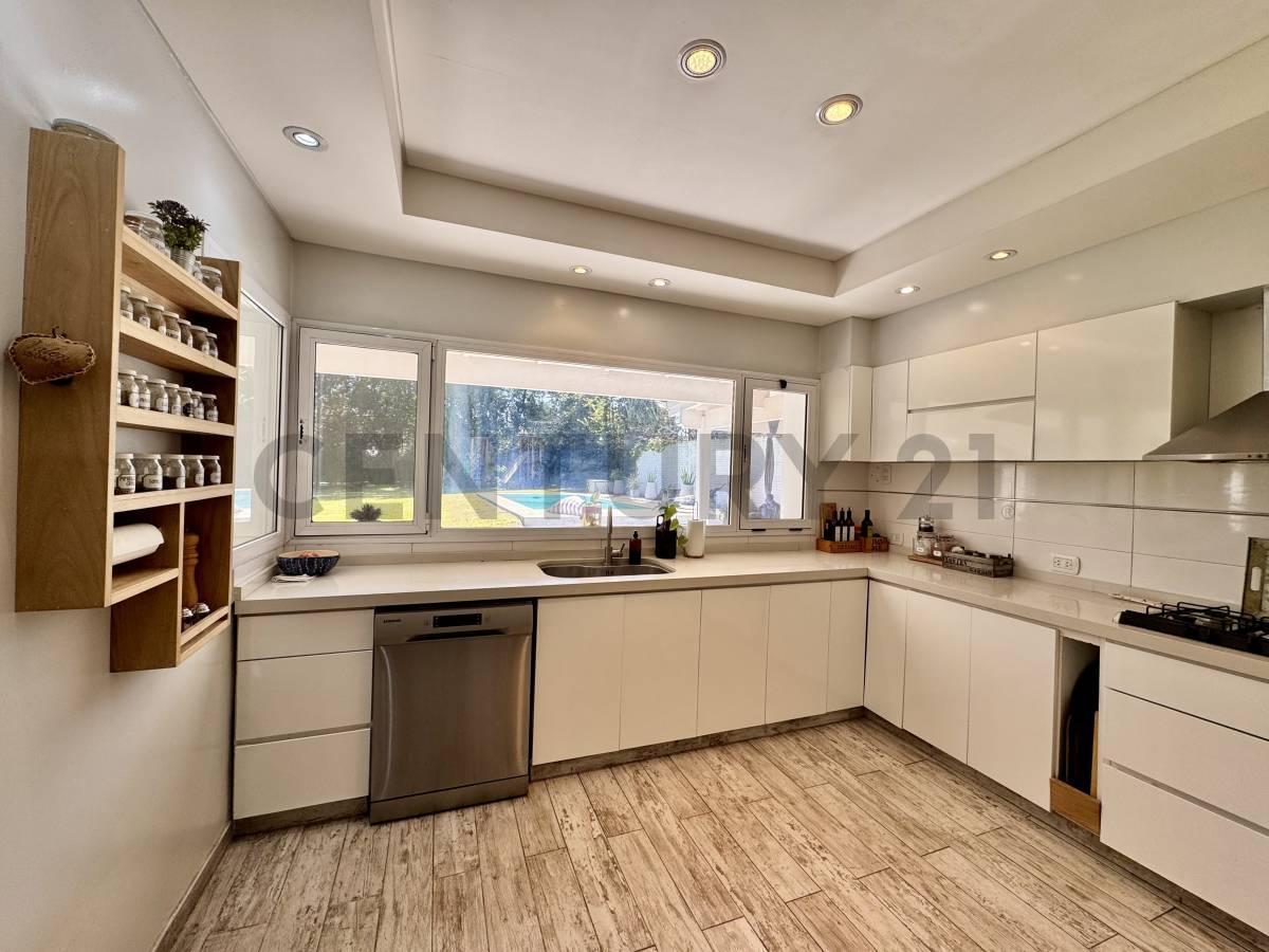 Foto de Casa en Venta en Las Acacias | Lote 1.557 m² | Pileta | 5 Dormitorios, imagen 2