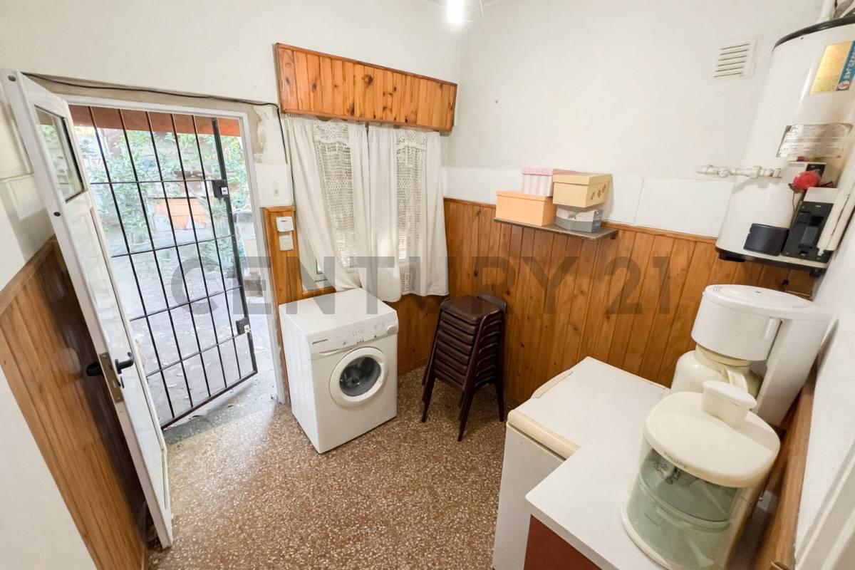 Foto de CASA 3 AMB CON COCHERA AL FRENTE MAS DEPARTAMENTO 2 AMB EN EL FONDO, imagen 2