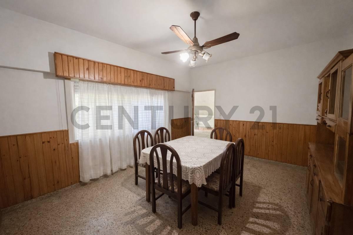 Foto de CASA 3 AMB CON COCHERA AL FRENTE MAS DEPARTAMENTO 2 AMB EN EL FONDO, imagen 3