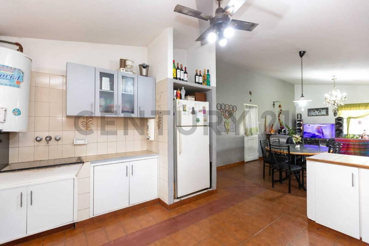 Foto de VENTA/PERMUTA CASA QUINTA 3 AMB + 3 DEPTOS 2 AMBIENTES, imagen 5