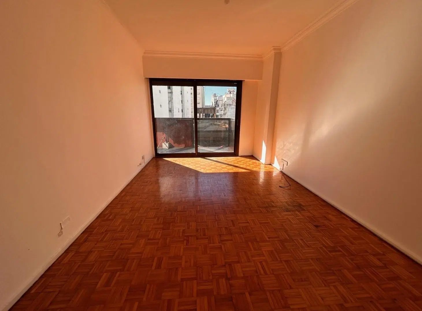 Dpto 3 amb, al frente, con balcon y cochera en Almagro en venta. 2