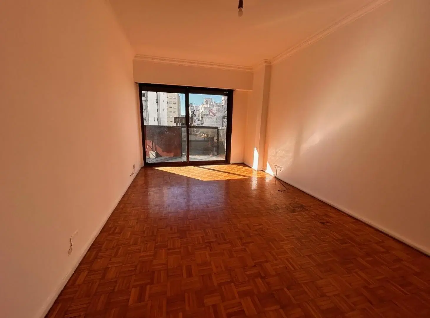 Dpto 3 amb, al frente, con balcon y cochera en Almagro en venta. 3