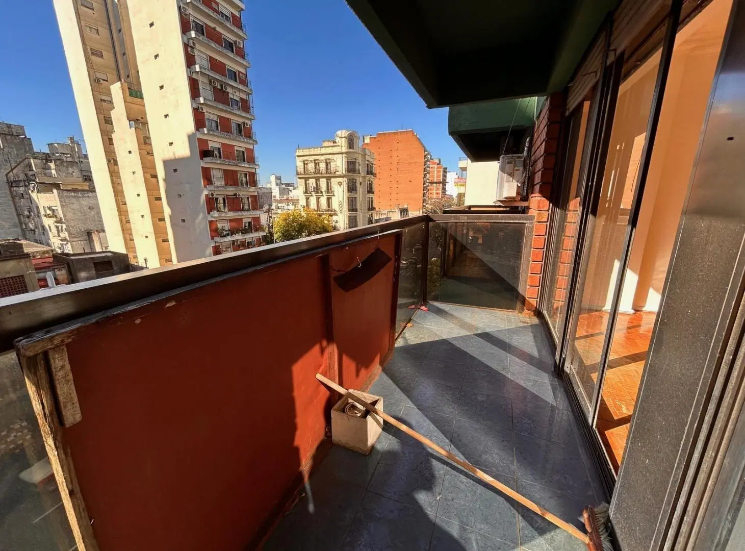 Dpto 3 amb, al frente, con balcon y cochera en Almagro en venta. 5