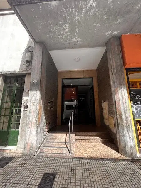 Local comercial en san telmo con cuerpo de 3 pisos de oficinas en venta 5