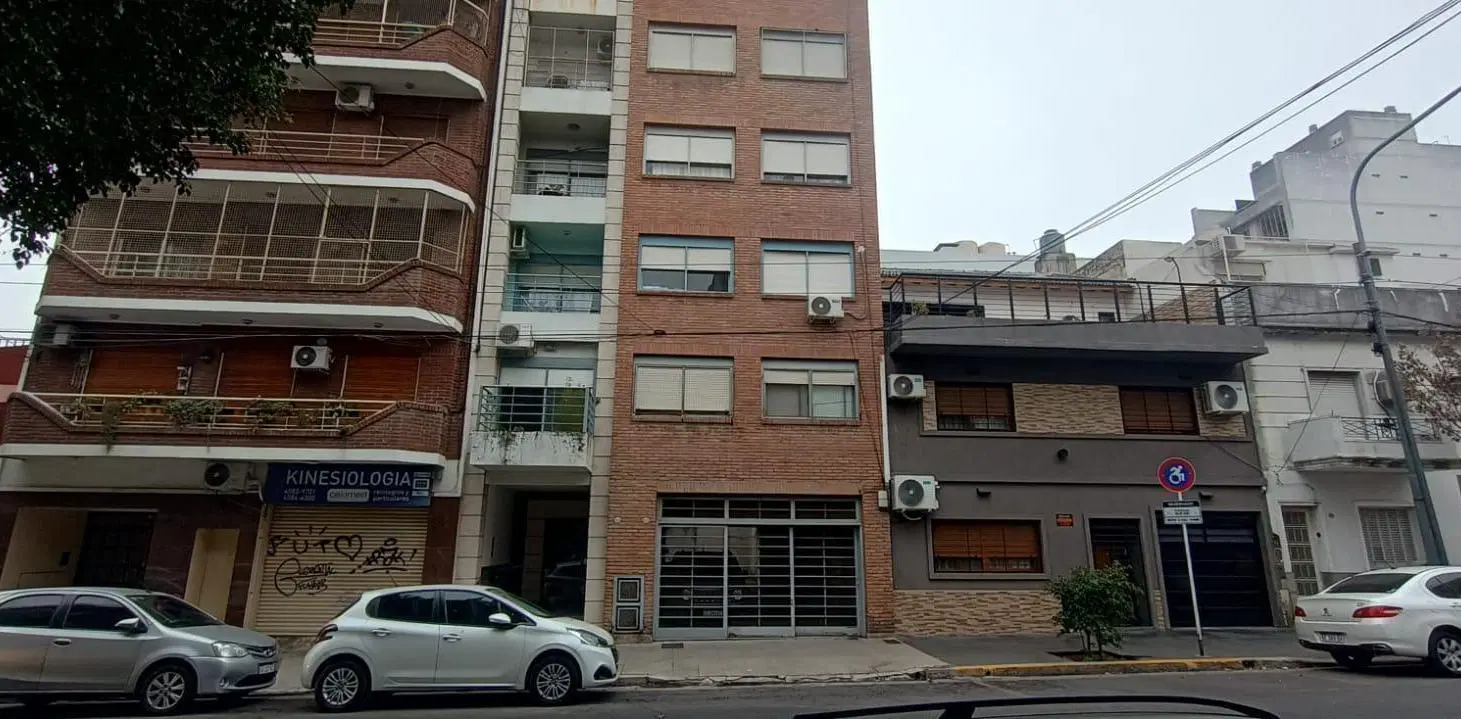 Dpto 3 ambientes en semipiso al frente con balcón en alquiler en Villa Del Parque 4