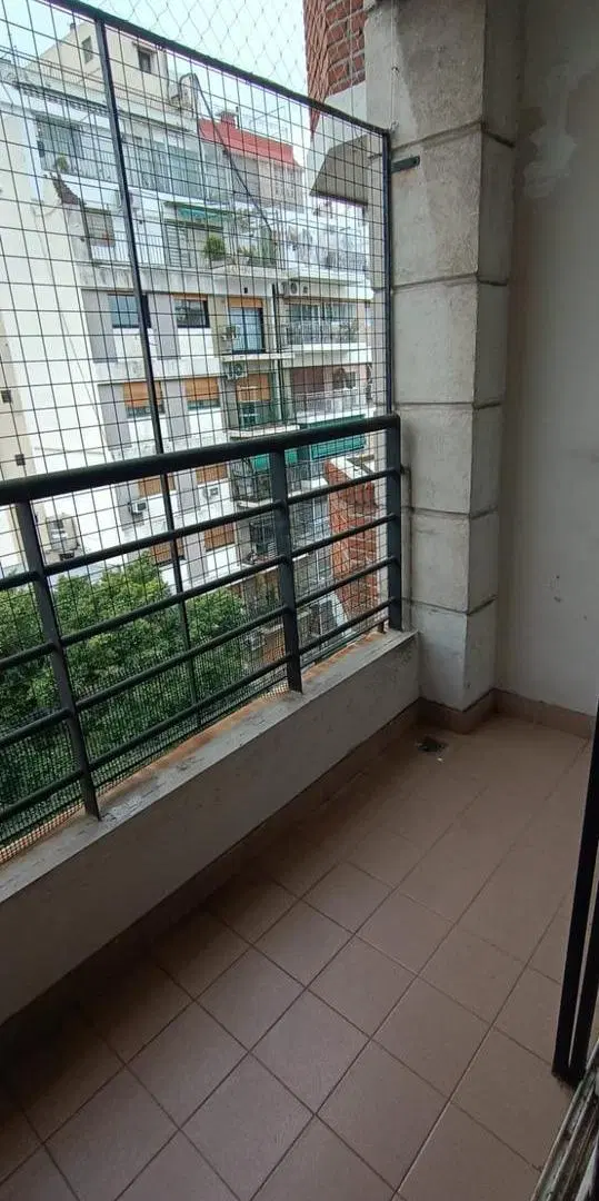 Dpto 3 ambientes en semipiso al frente con balcón en alquiler en Villa Del Parque 3