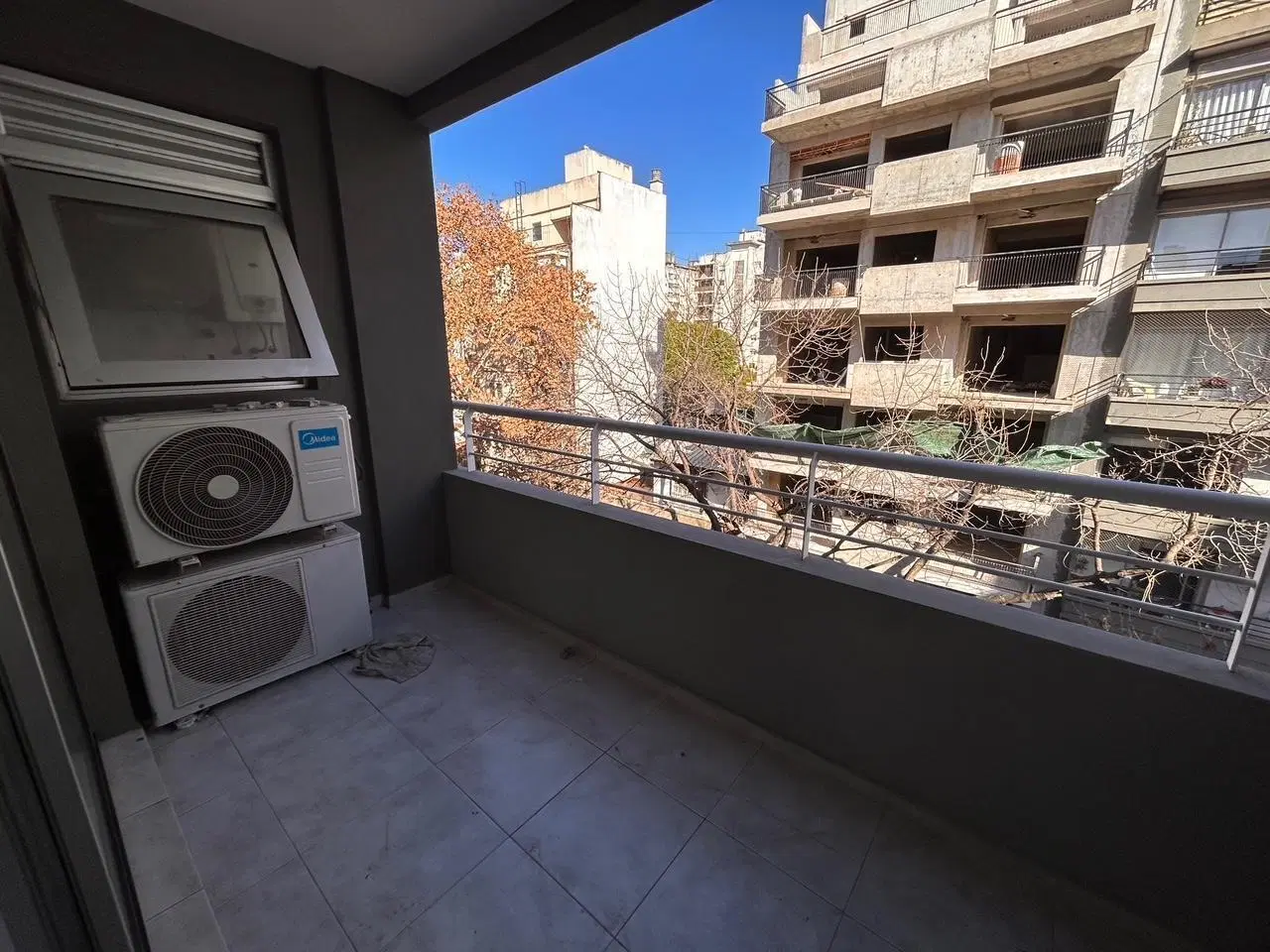 Dpto 2 ambientes al frente con balcón. Toilette y baño en suite en alquiler en Parque Chacabuco 8