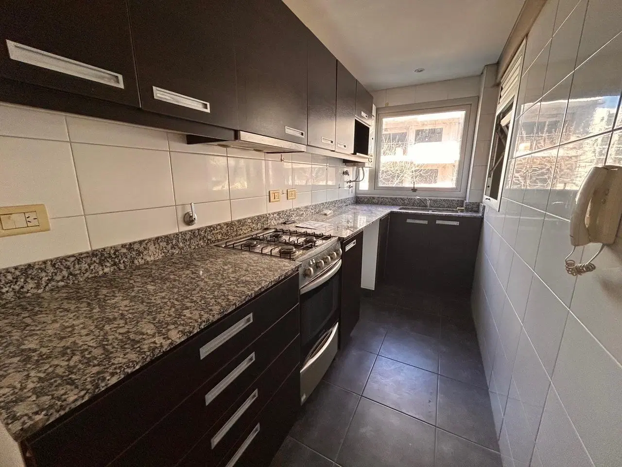 Dpto 2 ambientes al frente con balcón. Toilette y baño en suite en alquiler en Parque Chacabuco 4
