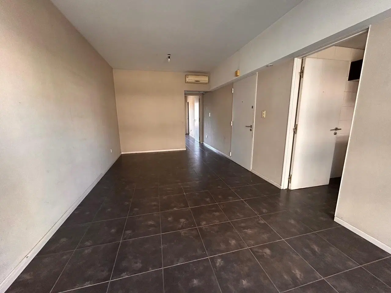 Dpto 2 ambientes al frente con balcón. Toilette y baño en suite en alquiler en Parque Chacabuco 5