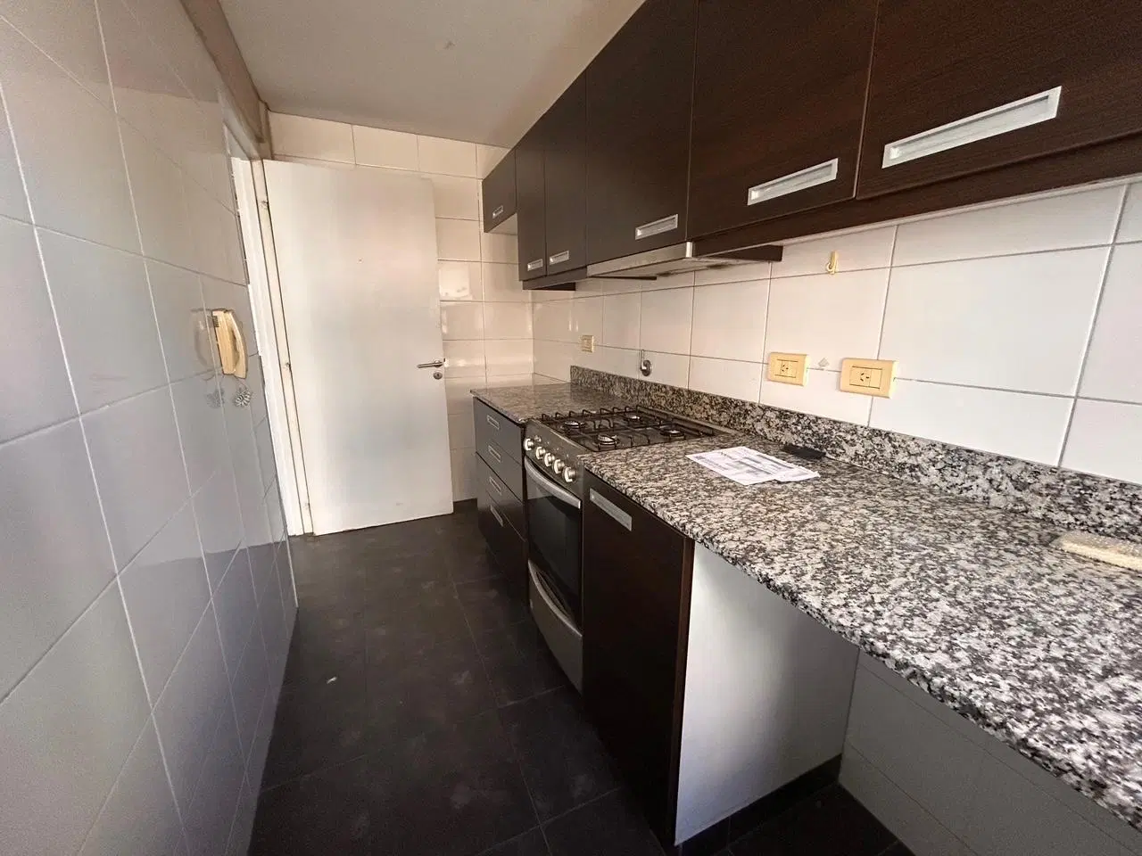 Dpto 2 ambientes al frente con balcón. Toilette y baño en suite en alquiler en Parque Chacabuco 2