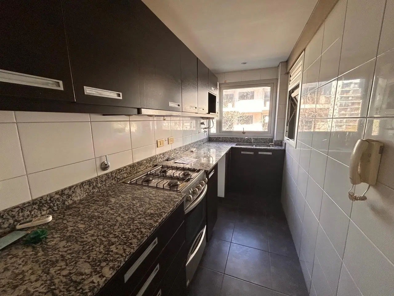 Dpto 2 ambientes al frente con balcón. Toilette y baño en suite en alquiler en Parque Chacabuco 3