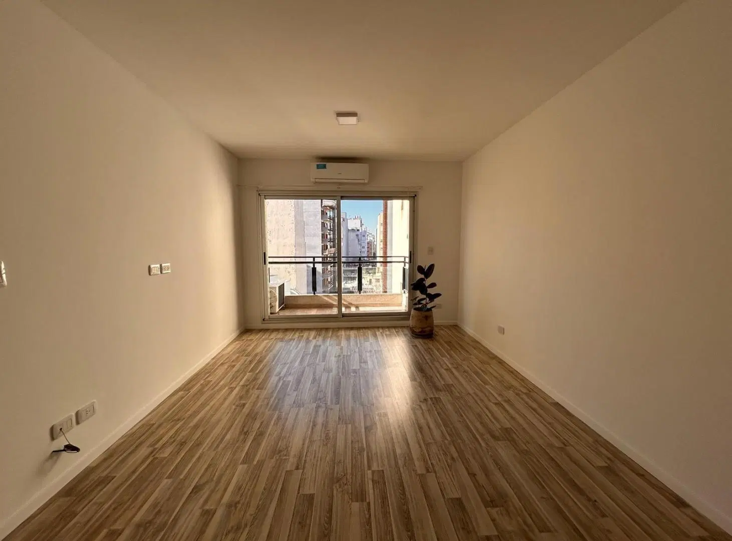 Semipiso 2 ambientes con balcón al contrafrente, muy luminoso, en alquiler en Parque Chacabuco. 5