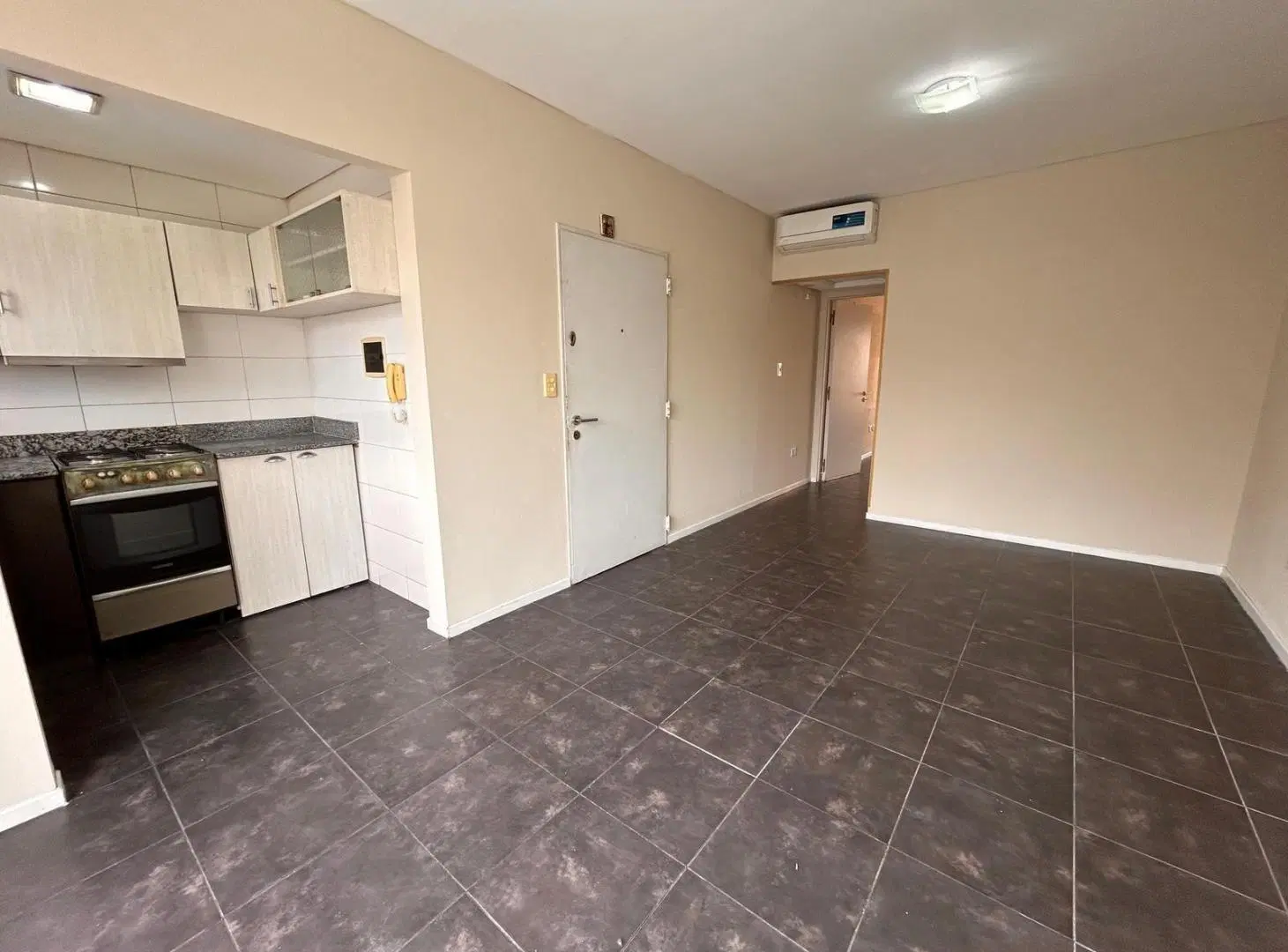Dpto 2 ambientes al frente con balcón. Toilette y baño en suite en alquiler en Parque Chacabuco 2