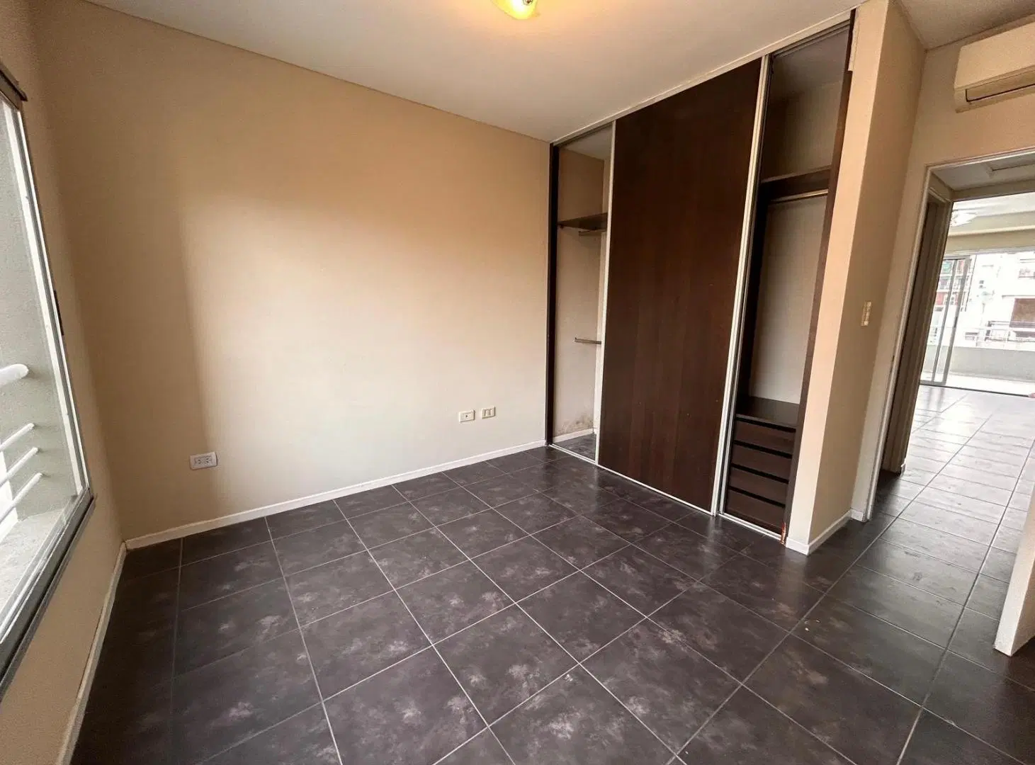 Dpto 2 ambientes al frente con balcón. Toilette y baño en suite en alquiler en Parque Chacabuco 4