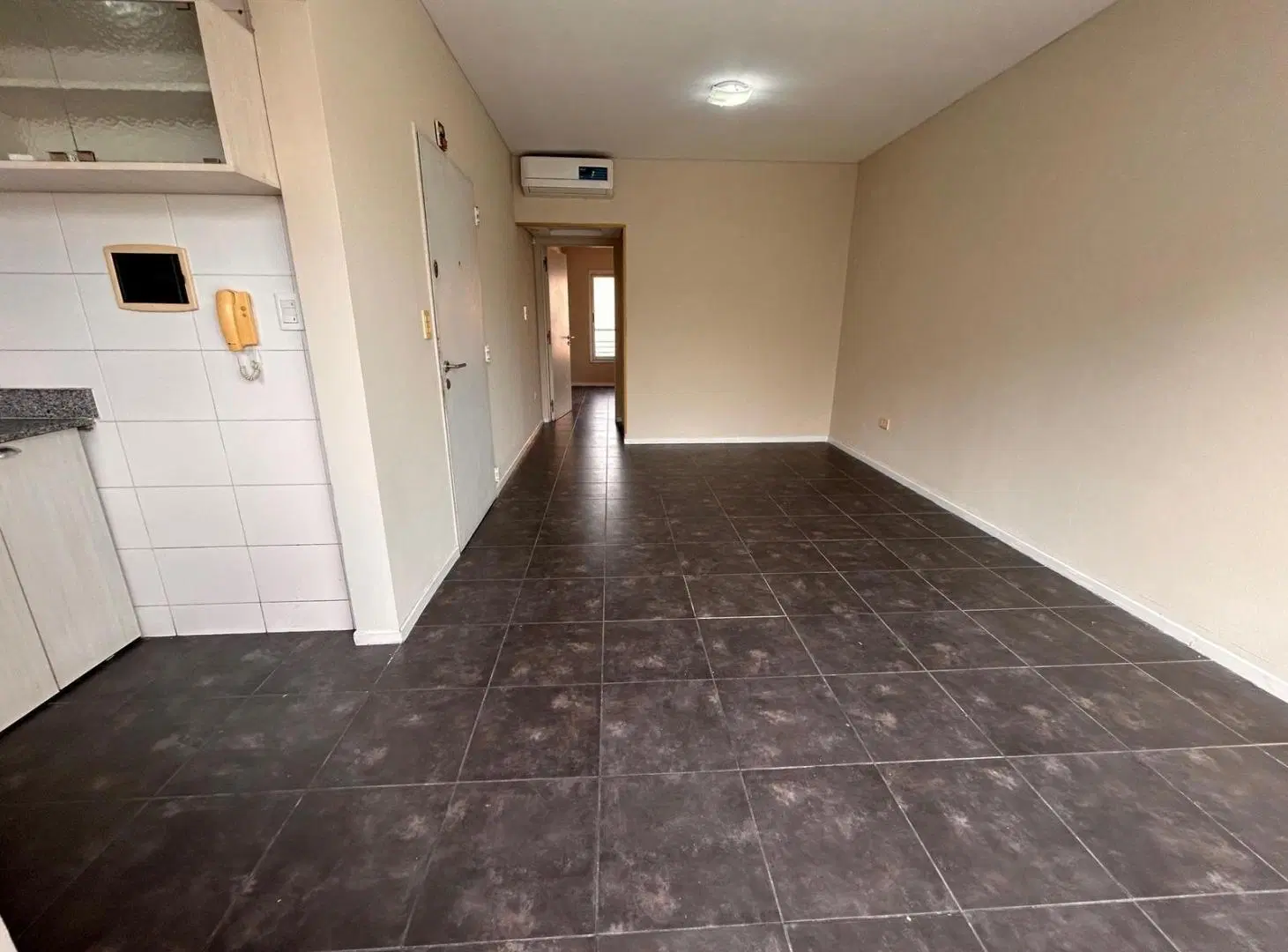 Dpto 2 ambientes al frente con balcón. Toilette y baño en suite en alquiler en Parque Chacabuco 5