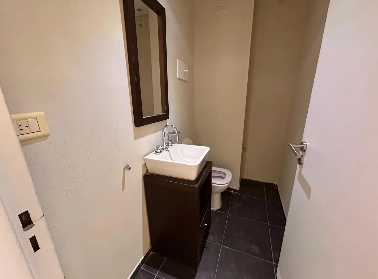 Dpto 2 ambientes al frente con balcón. Toilette y baño en suite en alquiler en Parque Chacabuco 8