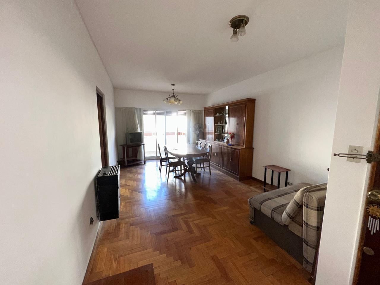 Foto de Departamento 2 ambientes al contrafrente con cochera cubierta en venta, imagen 2