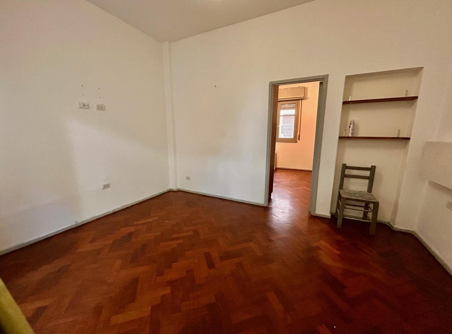 Foto de Dpto 2 ambientes en segundo piso por escalera en Caballito en venta, imagen 3