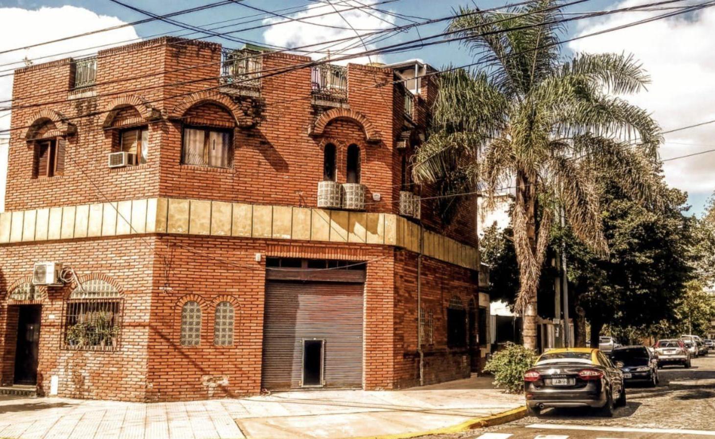 Foto de Venta en Block en Esquina con 2 dptos de 5 y 3 amb con Entrada Indep en, imagen 2