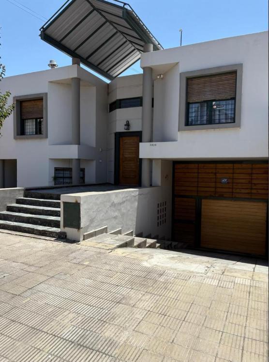 Casa -3 dormitorios- de 3 niveles- Humberto 1º al 3800- Barrio San Salvador