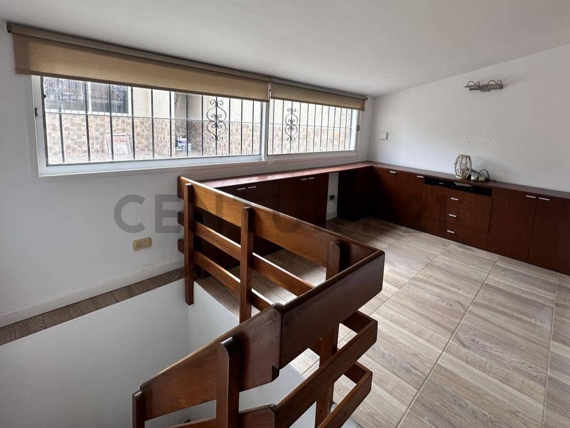 Venta Casa 5 Ambientes con Patio, Terraza y Cochera en Flores 1