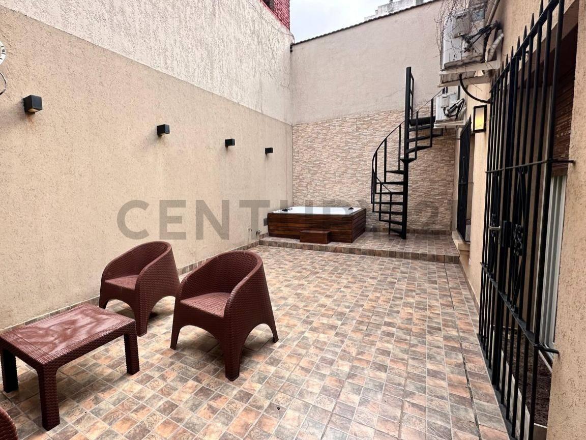 Venta Casa 5 Ambientes con Patio, Terraza y Cochera en Flores 2