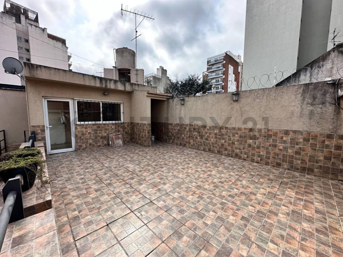 Venta Casa 5 Ambientes con Patio, Terraza y Cochera en Flores 2