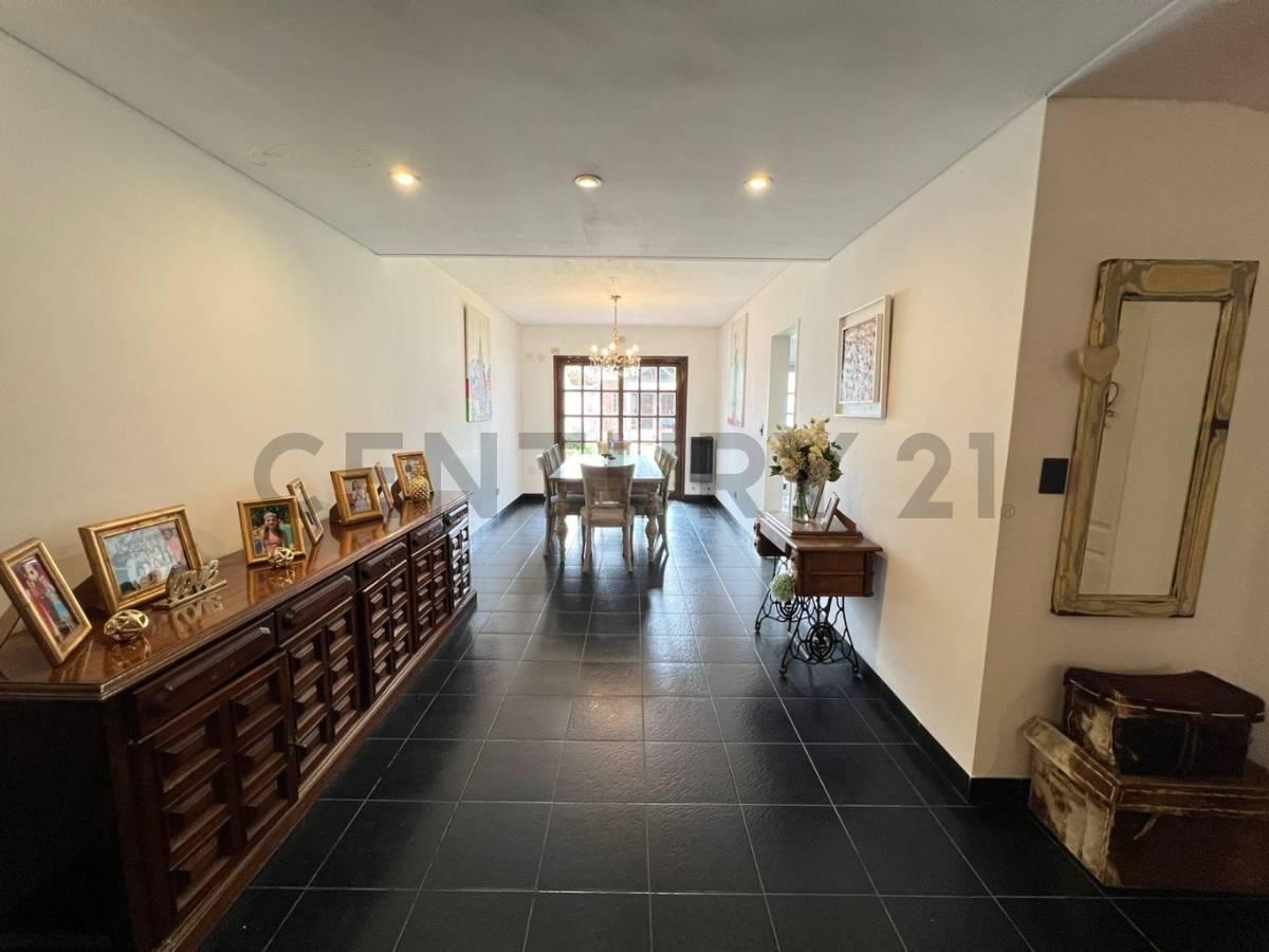 VENTA CASA 4 AMBIENTES CON PARQUE Y PILETA EN ITUZAINGO